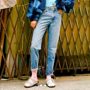 BDG High-Waisted Mom Jean – Light Wash